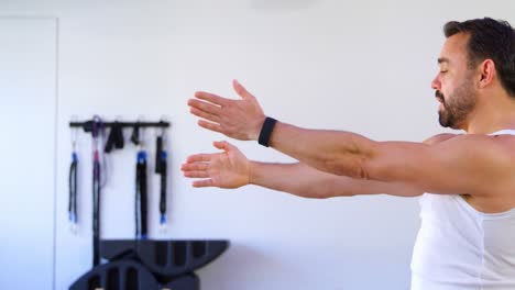entrenador haciendo yoga en el centro de yoga 4k