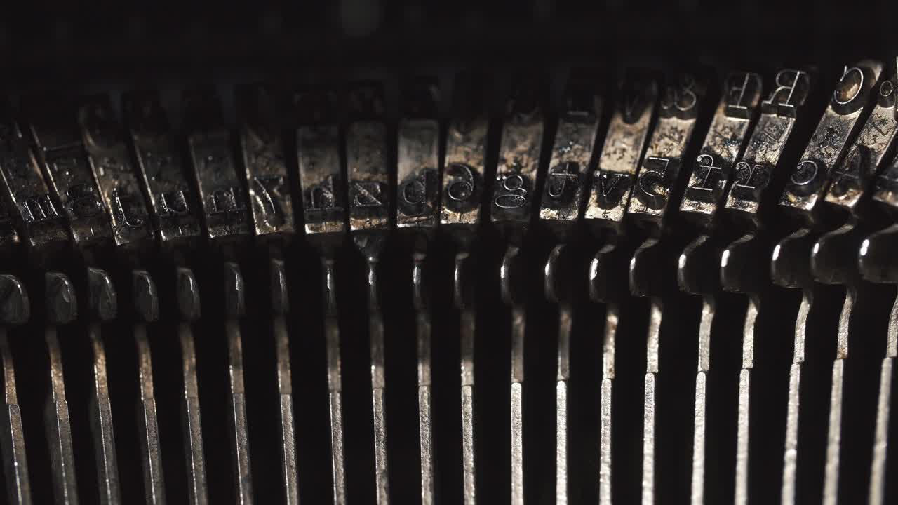 Primo piano dei tasti di una macchina da scrivere