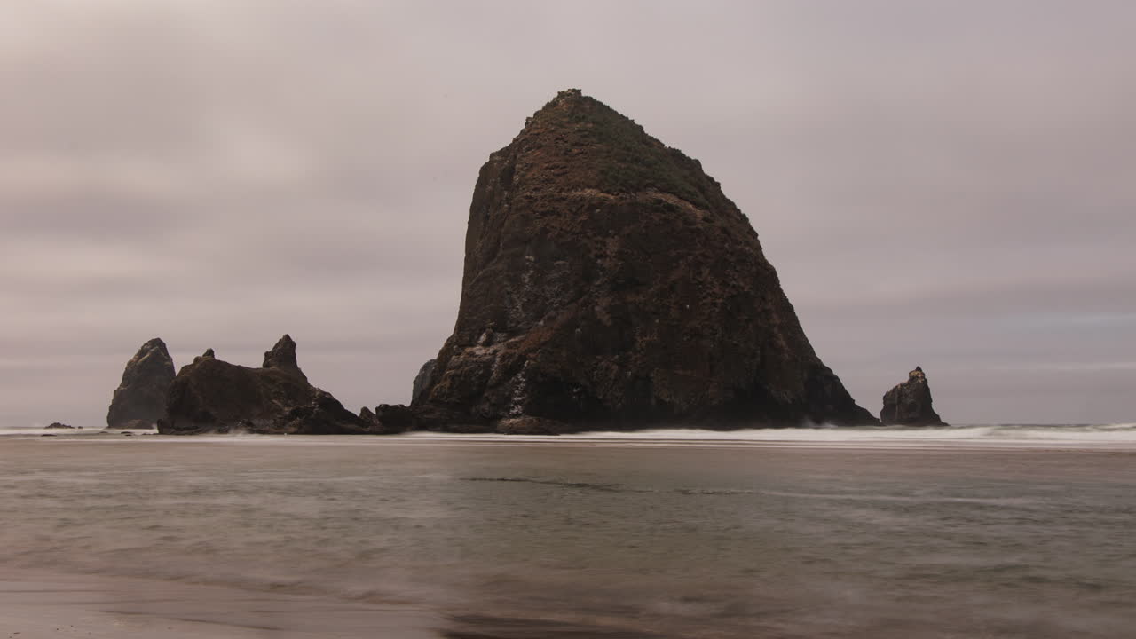O famoso ponto turístico Haystack Rock em Cannon Beach na Costa do Oregon.