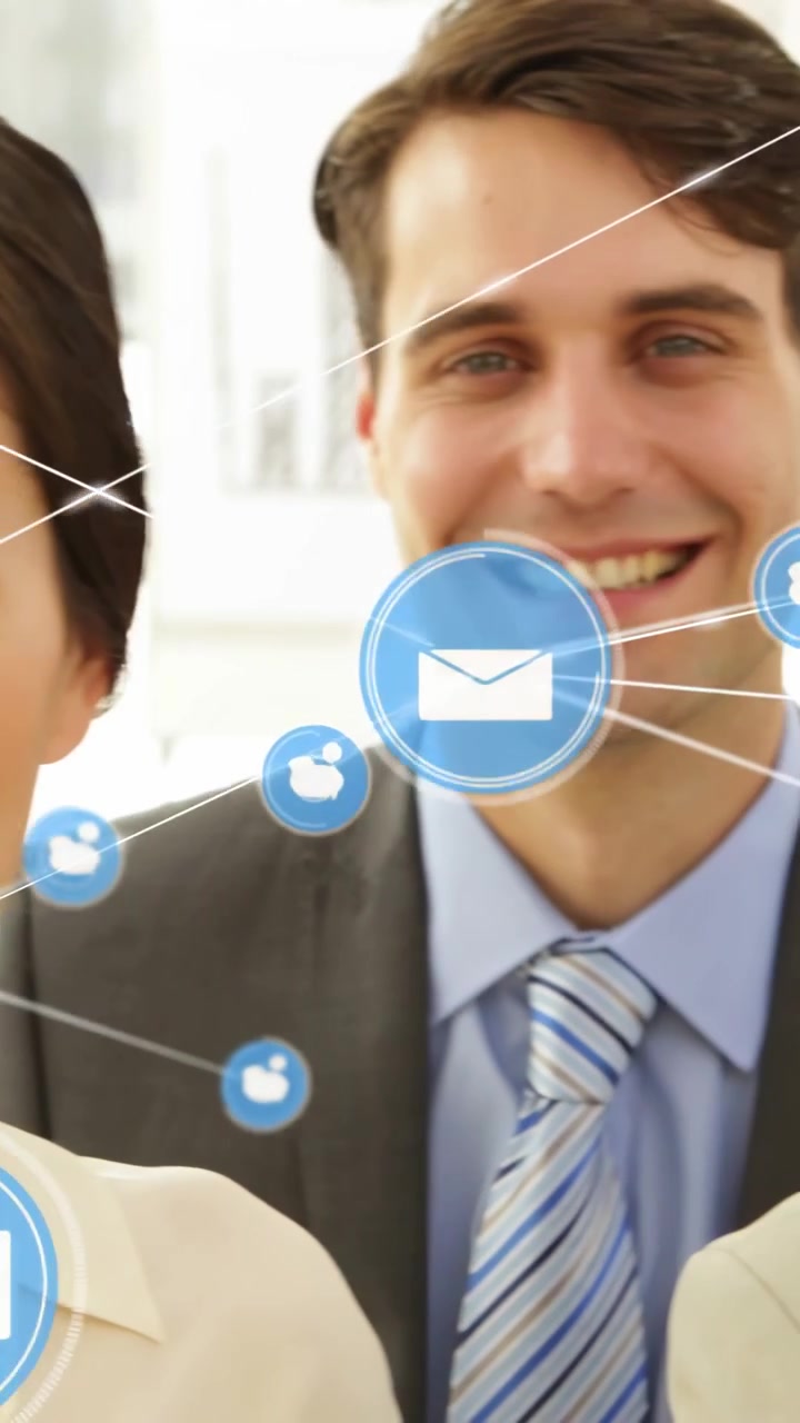 Video verticale: Panoramica a destra su un team aziendale sorridente con icone blu che collegano i volti per una promozione.
