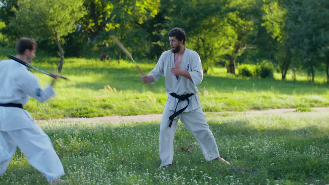 Allenamento di karate nel parco