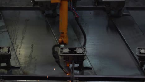 proceso de soldadura automatizado en una fábrica