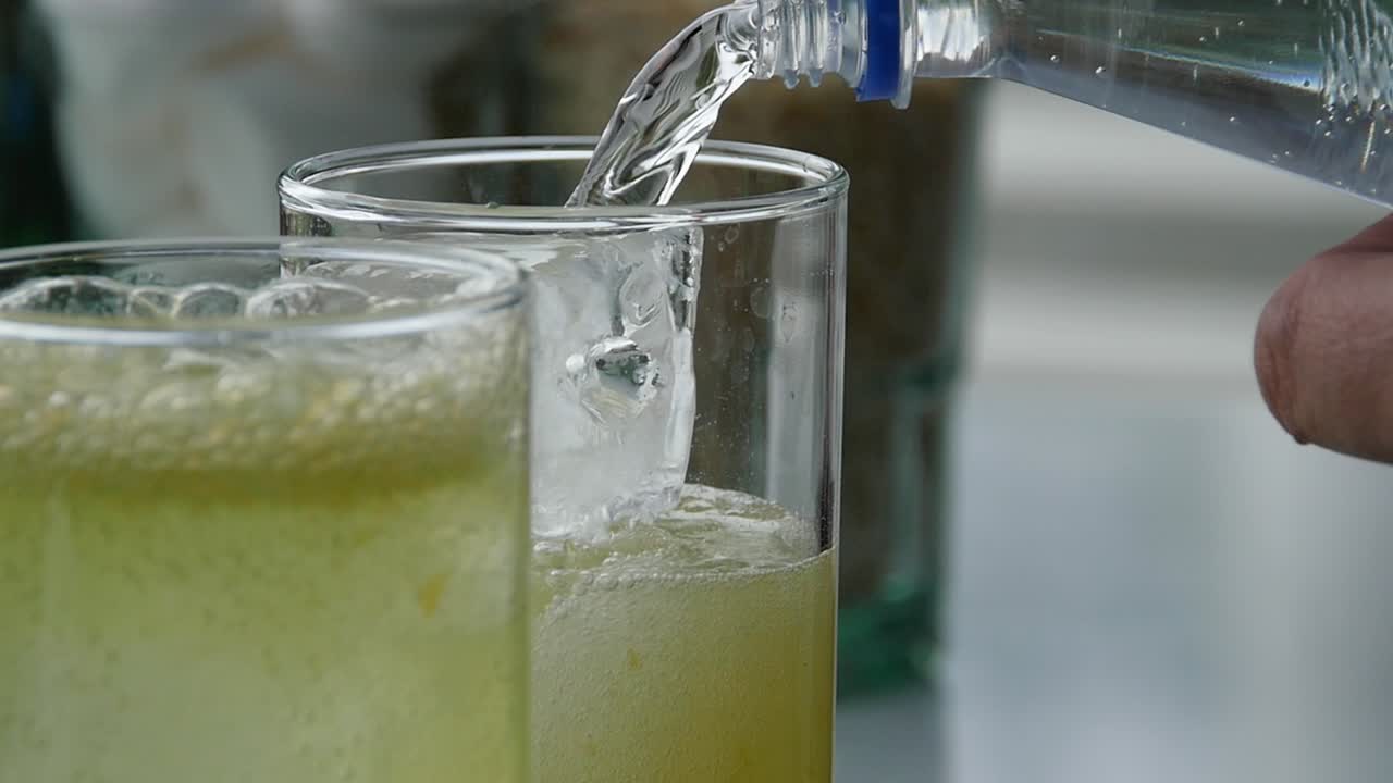 얼음으로 음료에 물을 부는 것