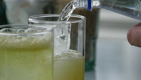 verter agua en las bebidas con hielo