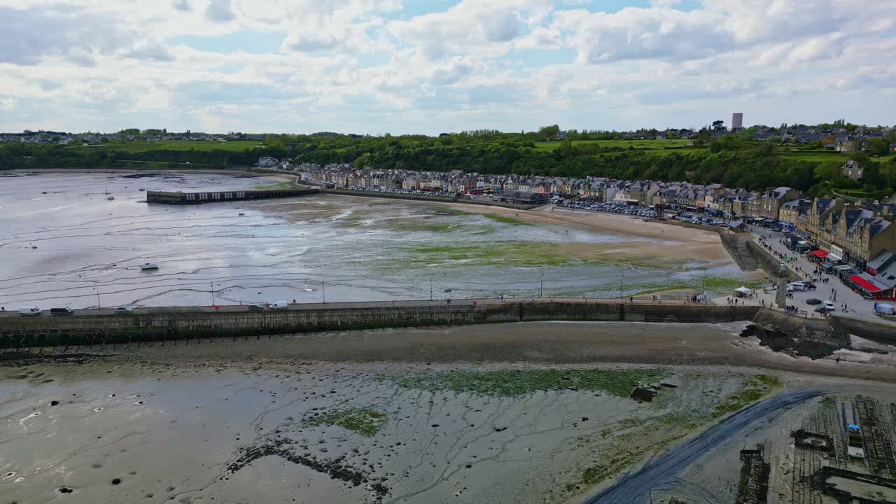 Spiaggia di Plage de Cancale con i moli Cale de la Fenetre e Cale de l'Epi durante la bassa marea, Bretagna, Francia