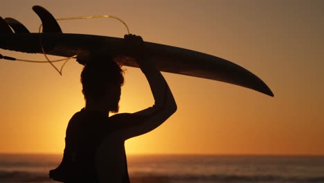 Man-holding-surfboard-in-the-beach-4k