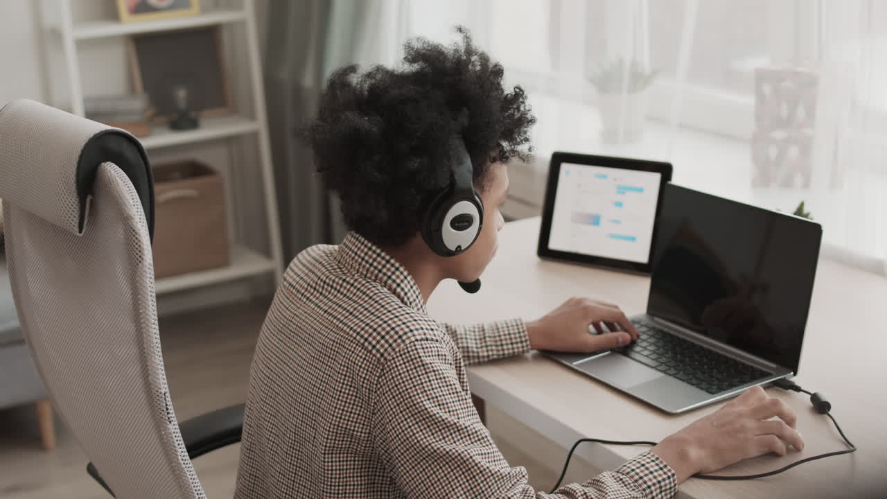 Teenager spiller computerspil og snakker