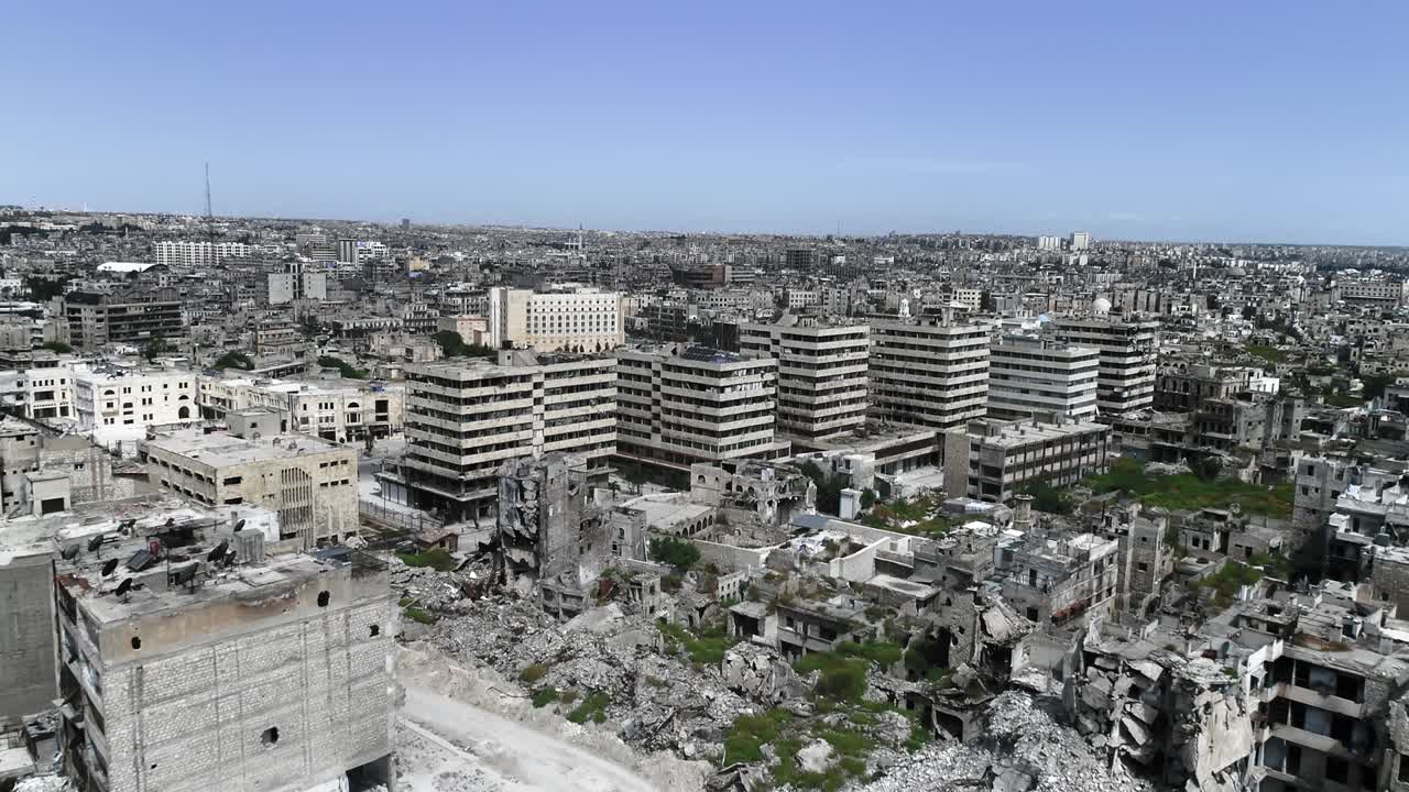 Aleppo sotto la luce del sole in vista aerea. Si possono vedere le rovine della città siriana su tutto l'orizzonte 4K