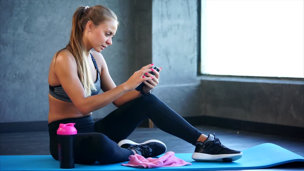 mujer descansando después del entrenamiento