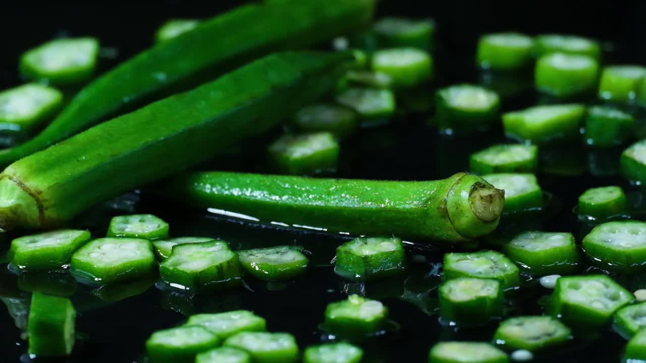 primer plano de una okra recién cortada con fondo negro