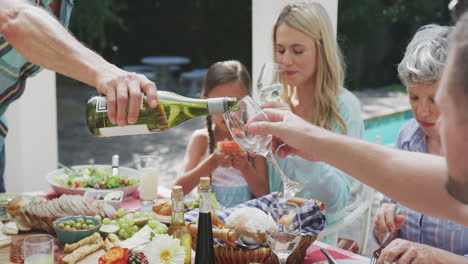 Glückliche-Familie,-Die-Zusammen-Am-Tisch-Isst