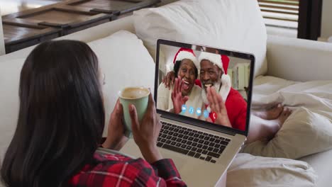 Mischlingshündin-Auf-Laptop-Video-Chat-Beim-Kaffeetrinken-Zu-Weihnachten-Zu-Hause
