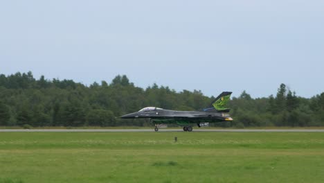 F-16-Fighting-Falcon-fighter-jet-taxing-on-runway,-Baltic-International-airshow,-handheld-4k-shot