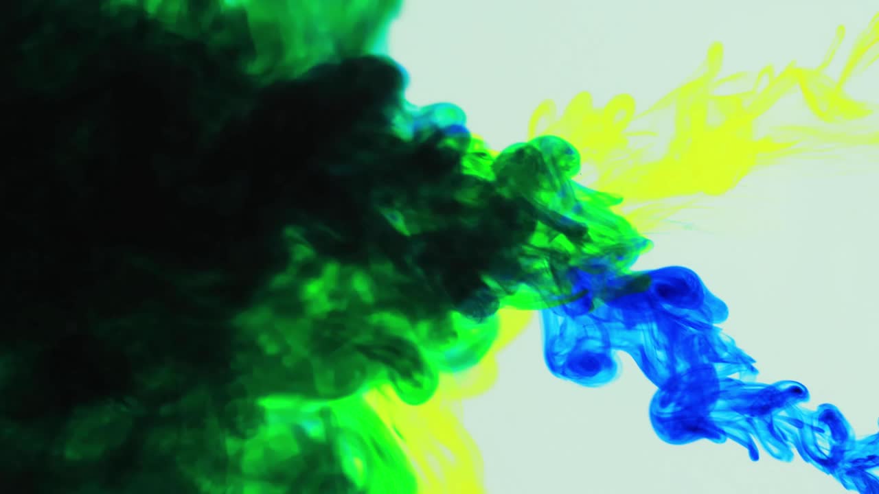 Overlay nuvola di inchiostro. Esplosione di colore. Movimento di fumo blu e giallo su sfondo bianco per editing video.