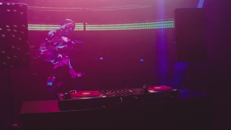 actuación de dj en un club nocturno