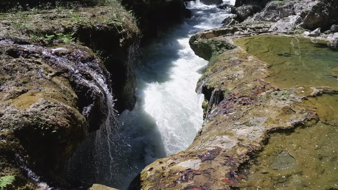 un río furioso fluye bajo tierra en semuc champey en el centro de guatemala