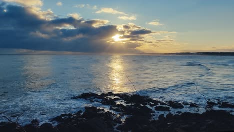 Amanecer-Amarillo-Cálido-Sobre-El-Mar-De-Okhotsk-Y-Olas-En-Cámara-Lenta