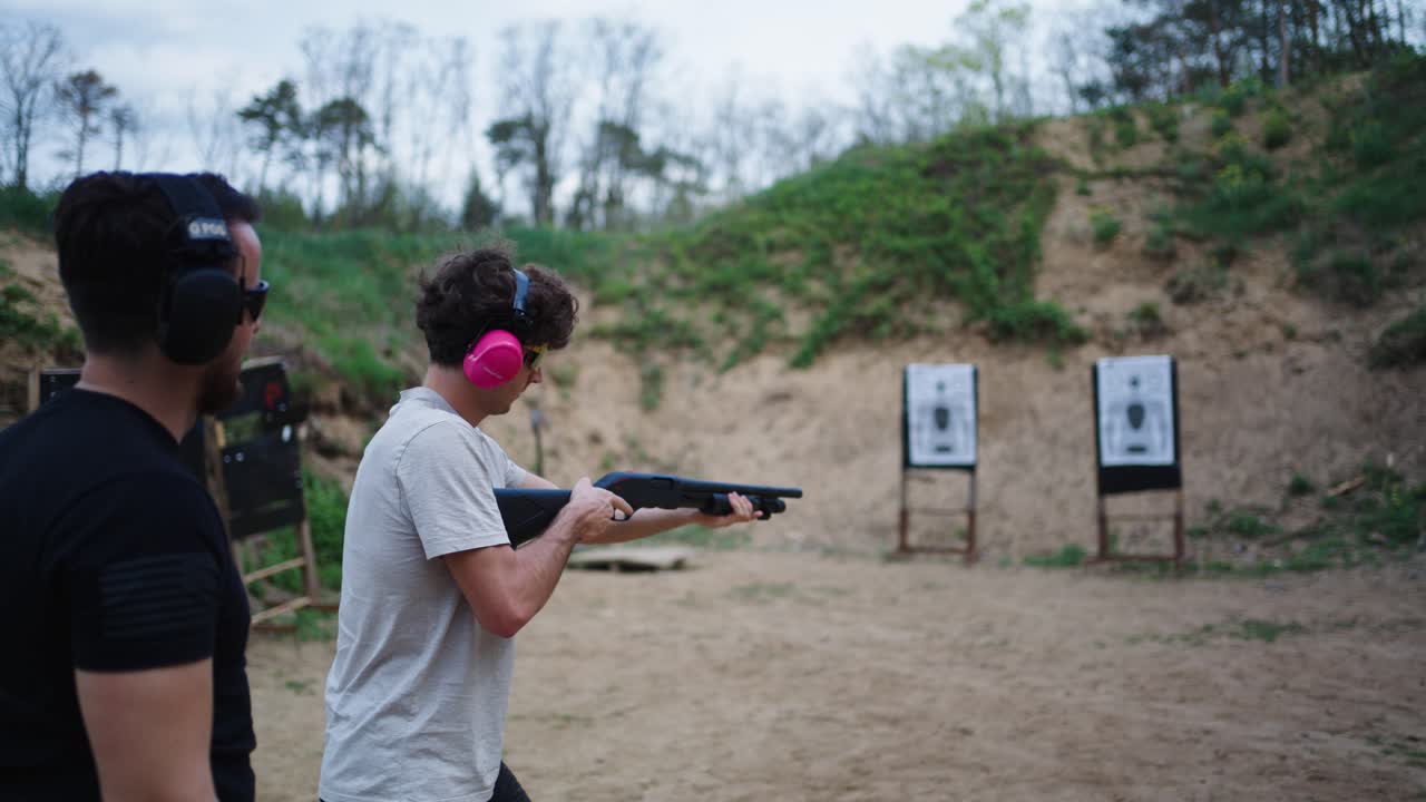 hombre recargar y disparar escopeta con supervisión de instructor, campo de tiro de olesko