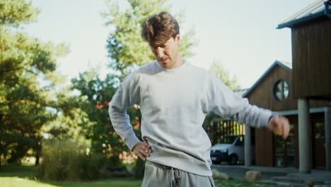 hombre estirándose al aire libre