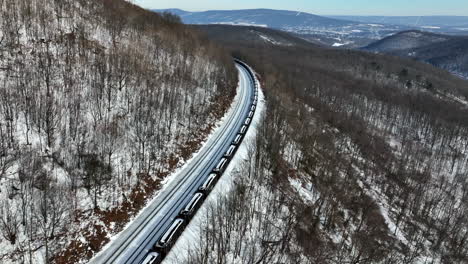 Transporte-En-Tren-De-Carbón-Desde-Las-Minas-A-Través-De-Un-Pintoresco-Paso-De-Montaña