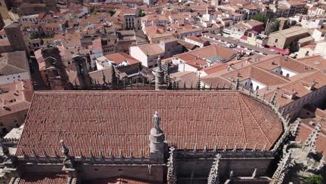 Gran-Catedral-De-Plasencia,-Vista-De-Establecimiento,-Revelación-Aérea