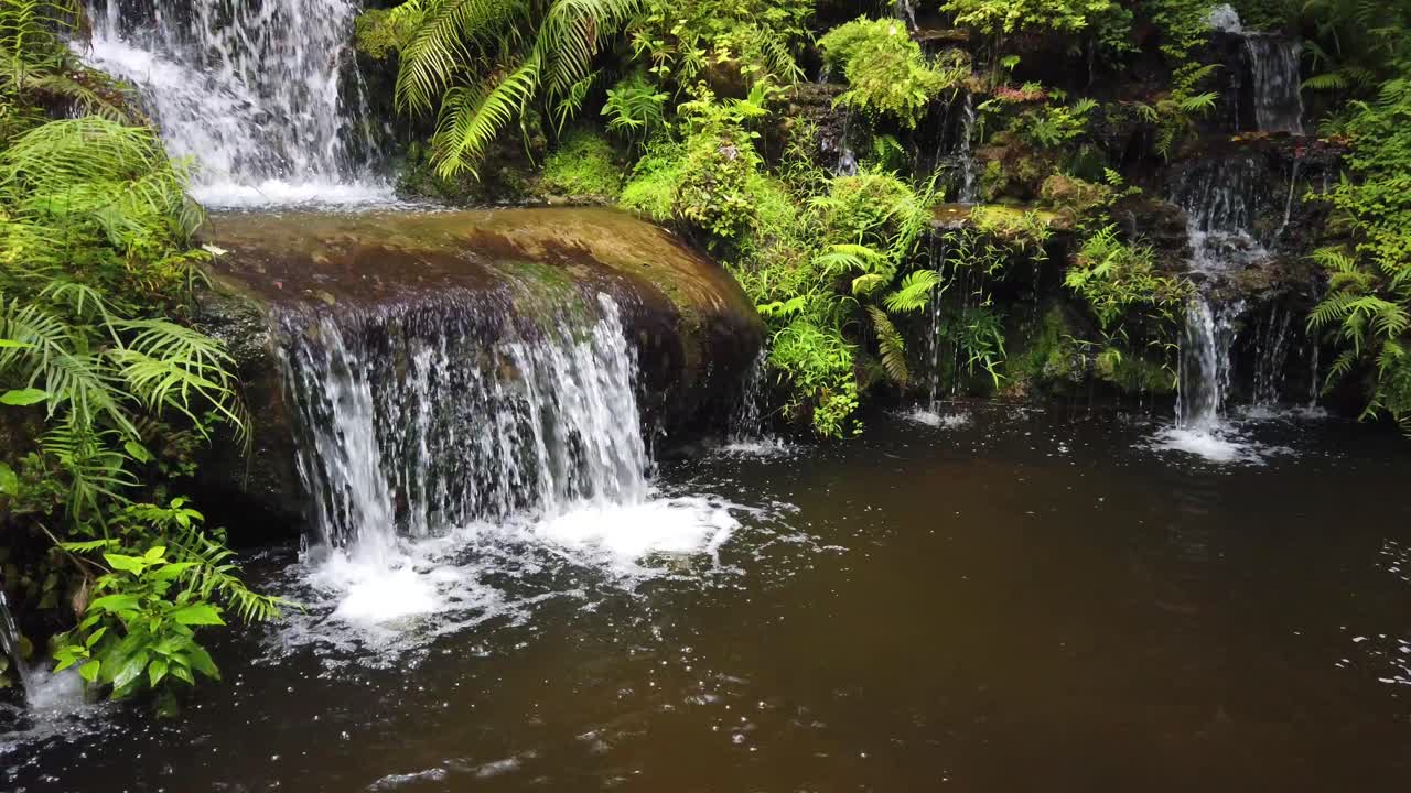 hermosa cascada que fluye en el parque natural namtok wang ta krai en nakhon nayok, tailandia