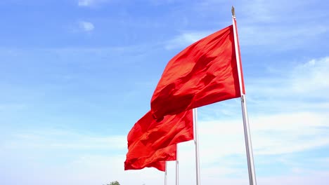 bandera roja ondeando en el viento