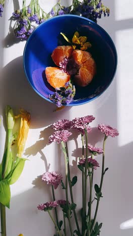 naturaleza floral con naranjas mandarinas en un cuenco azul