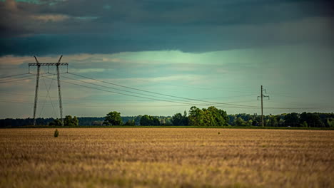 Timelapse-De-Lluvias-Moviéndose-En-El-Fondo-De-Torres-Eléctricas-En-Letonia