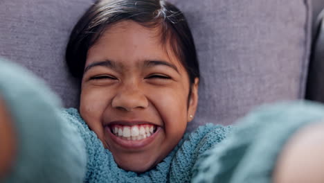 Selfie,-Cara-Y-Sonrisa-Con-Un-Primer-Plano-De-Niña