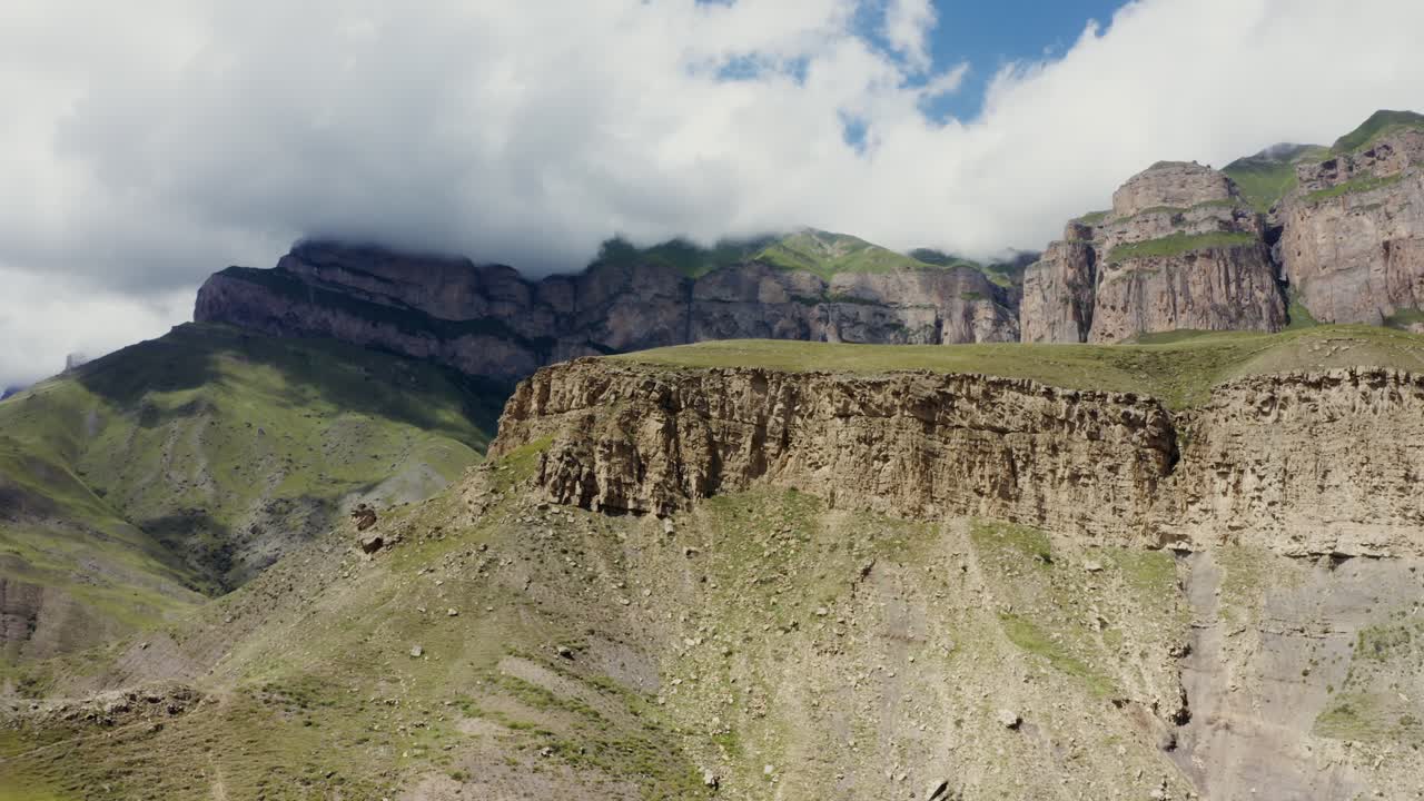 paisaje montañoso con nubes y acantilados