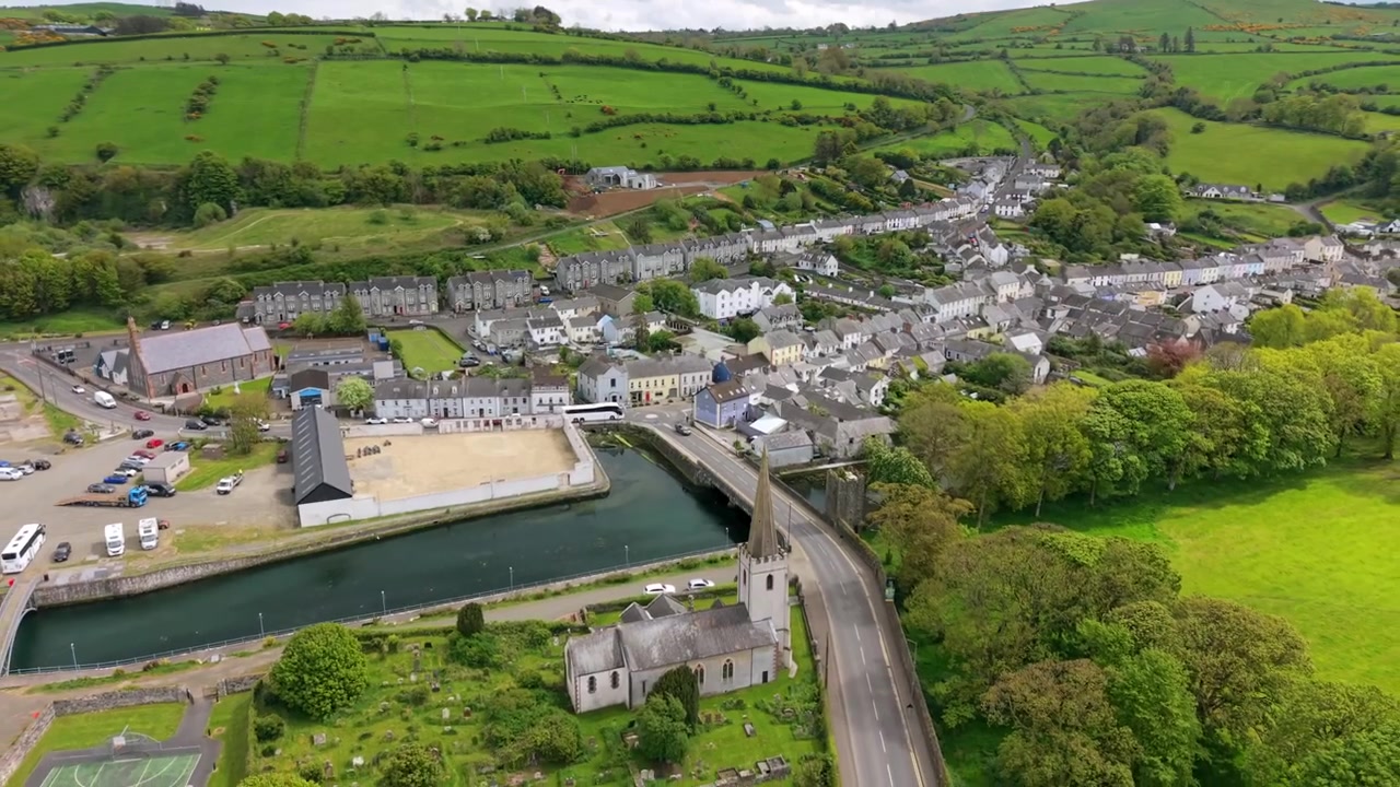 Video aereo 4K 60FPS in reverse di Glenarm nella contea di Antrim, Irlanda del Nord nel Regno Unito. Prodotto in 3840x2160 e con colore Rec709.