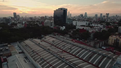 Amanecer-Con-El-Cielo-Encendido-En-Una-Ciudad-A-La-Hora-Dorada