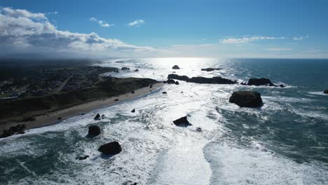 Hermoso-Dron-Aéreo-De-4k-Con-Cielos-Azules-Deslizándose-Sobre-La-Playa-De-Bandon-En-Oregon-En-Un-Día-Soleado