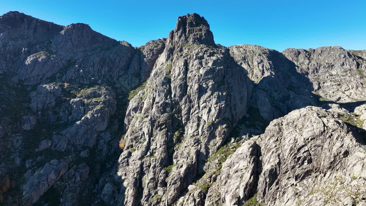 formaciones rocosas dentadas de cántaros de la serra da estrela en portugal, desde el aire