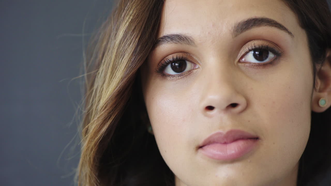 cara, feliz y maqueta con una mujer negra