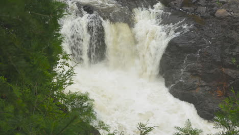Der-Batchawana-Fluss-Fließt-über-Eine-Reihe-Von-Wasserfällen,-Während-Er-Durch-Die-Felsigen-Wälder-Von-Ontario-Auf-Seinem-Weg-Zum-Lake-Superior-Fließt