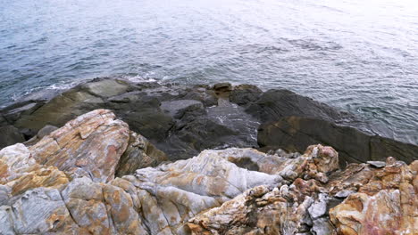 慢动画景观自然风景海浪海岸到沙<unk>与石头和岩石的夏季假期概念