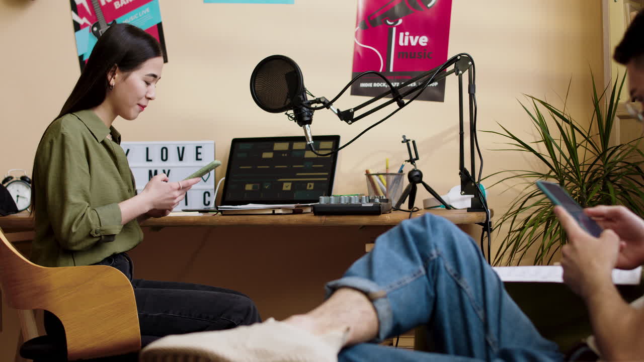 친구 들 이 스마트폰 으로 채팅 하고 있다