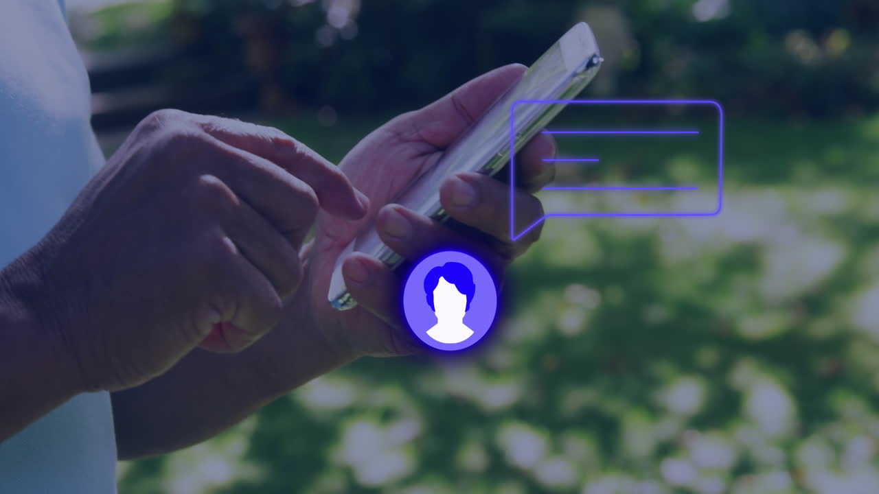 анимация неонового профиля и значка сообщения напротив среднего раздела человека, использующего смартфон в парке