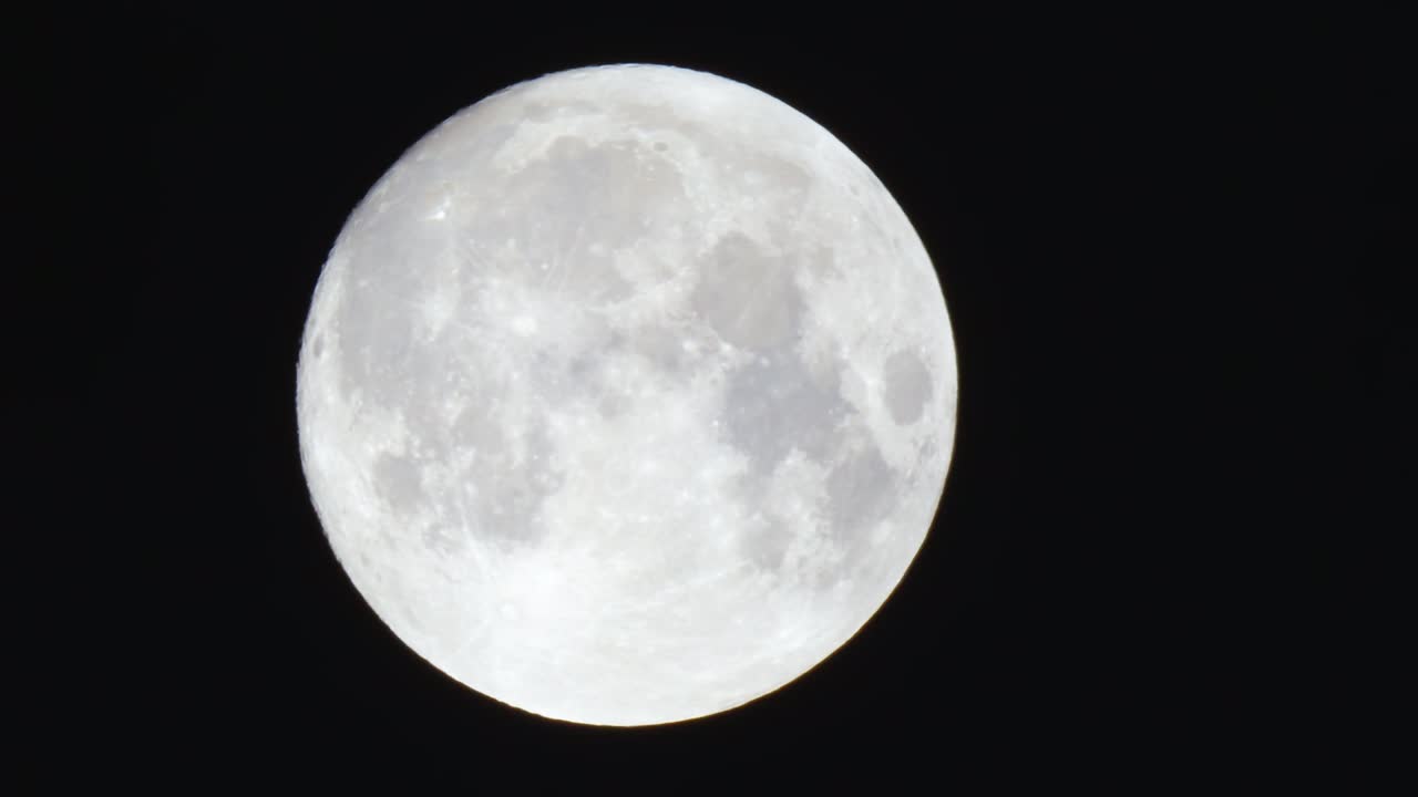 검은 하늘에 대한 보름달