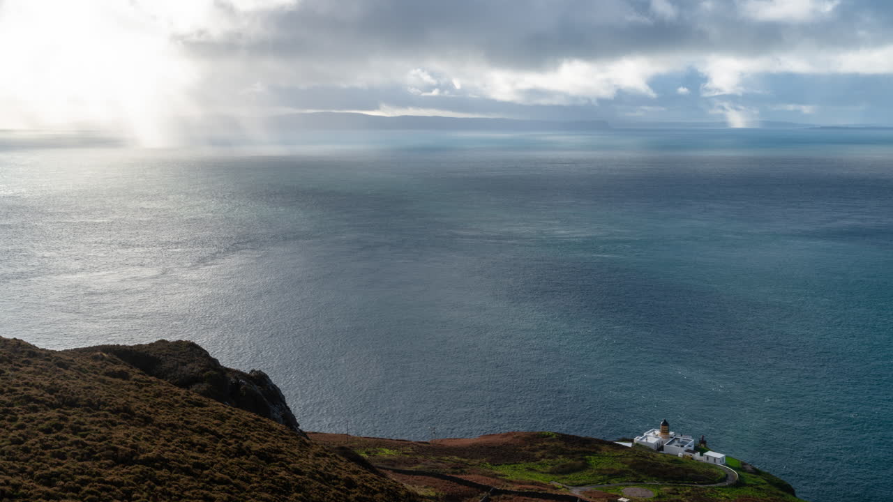 lapso de tiempo en el mull of kintyre con vistas al mar y al faro