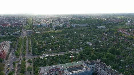 Fliegen-Sie-über-Schrebergärten-In-Der-Nähe-Der-Bosebbrücke.-Kleine-Häuser-Und-Grüne-Vegetation-In-Der-Großstadt.-Blick-Gegen-Die-Nachmittagssonne.-Berlin,-Deutschland