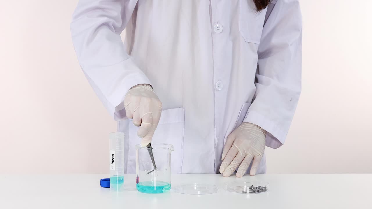 experimento científico con pinzas y productos químicos