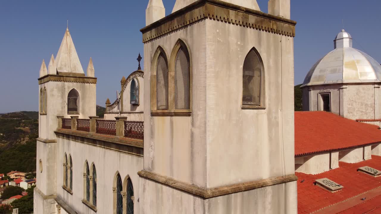 elevándose desde el aire sobre la iglesia barroca de santa maría de la nieve, cuglieri, cerdeña