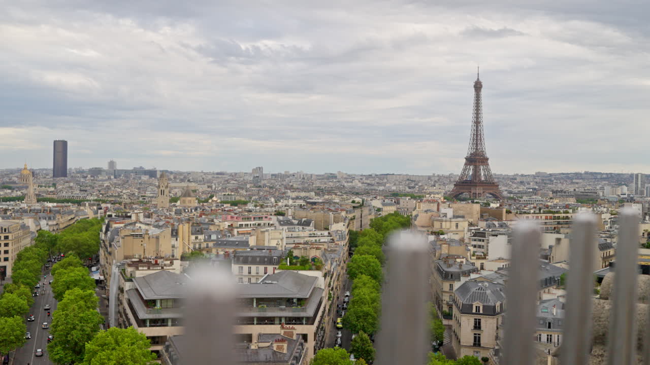 프랑스 파리 에 있는 에펠 탑 의 손 들 을 들고 있는 모습 - 트리프 아크 에서