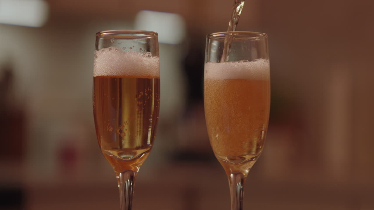 페인을 플루트에 부어 넣는 것