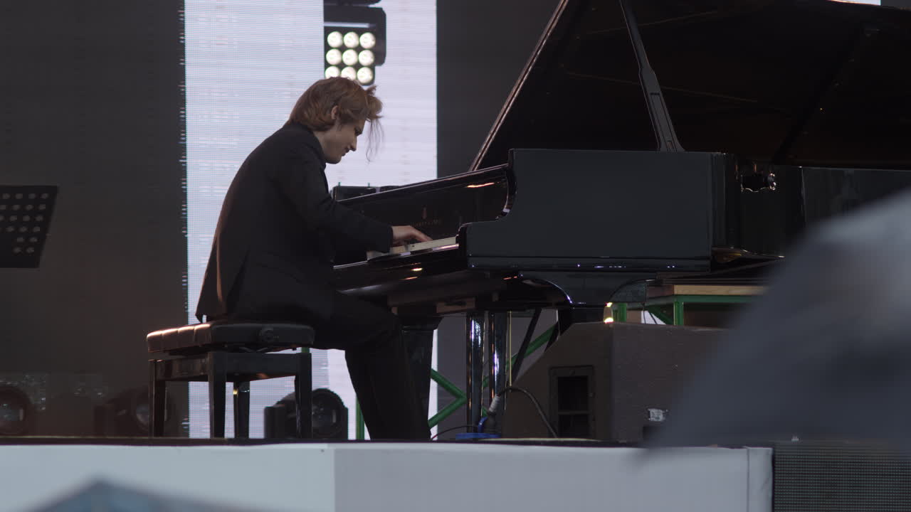 pianista actuando en el escenario