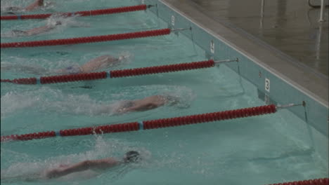 Schwimmer-Erreichen-Den-Beckenrand,-Drehen-Sich-Um-Und-Starten-Zurück