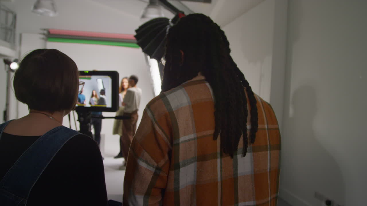 actores ensayando con el director filmando película o video en el estudio con sonido y equipo de filmación de cámara 2